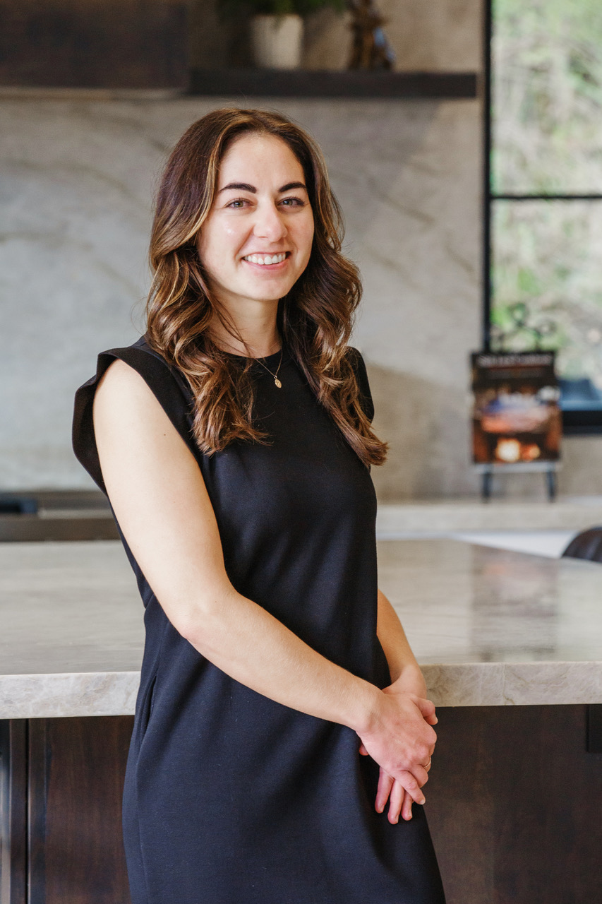Juliana Lazzarini (Assistant)<